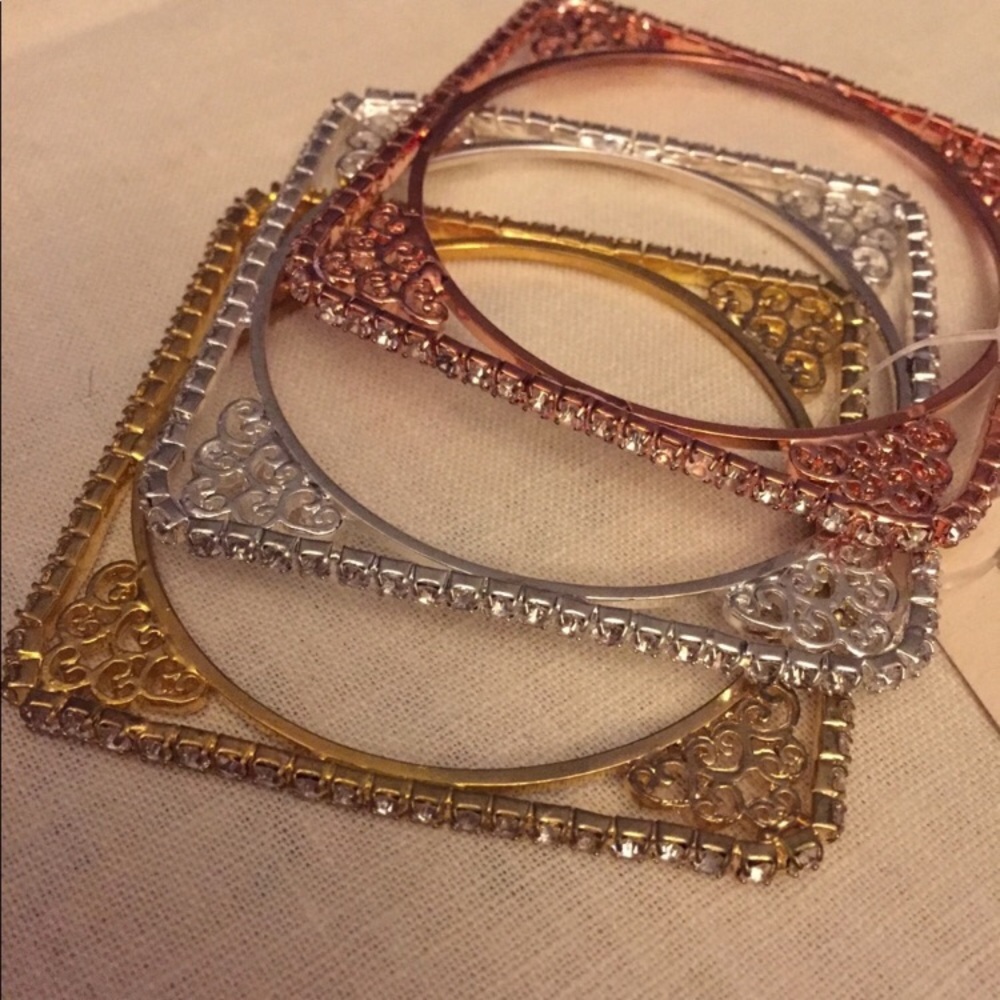 Amrita Singh bangle set